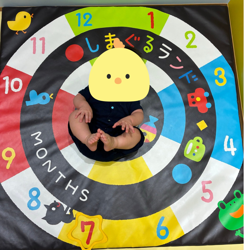 しまぐるランド レイクタウンの月齢フォトスポットで撮影した0歳7か月の赤ちゃん