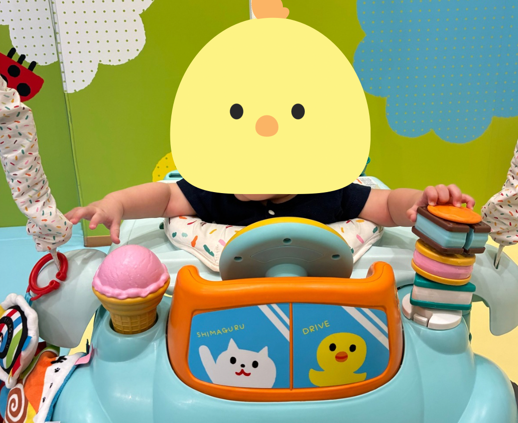 しまぐるランド レイクタウンで車のおもちゃに乗って遊ぶ0歳7か月の赤ちゃん